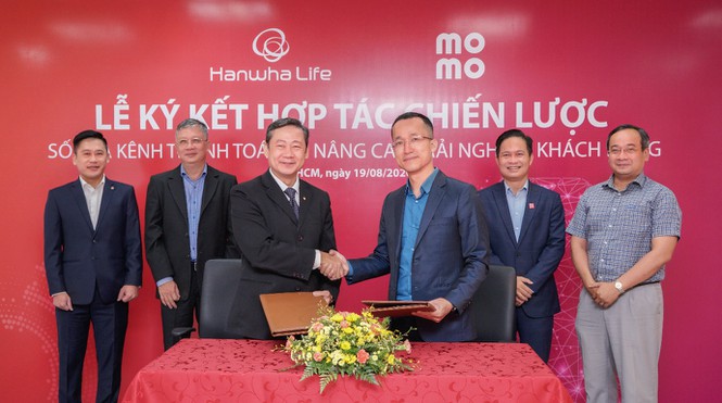 Hanwha Life Việt Nam ký kết hợp tác chiến lược cùng ví điện tử Momo và Payoo